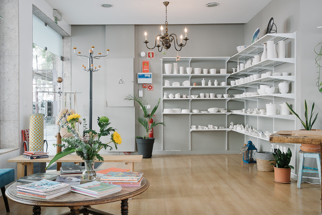 Peaceful ceramic painting environment for therapeutic sessions